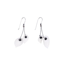 Load image into Gallery viewer, Small Petal Earring
